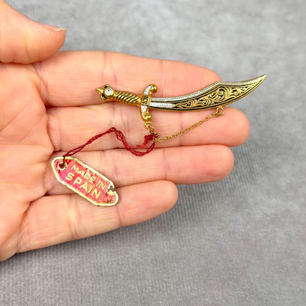 Vintage Damascene Style Sword Brooch Made in Spain Scimitar Dagger Pin Gold Tone - Picture 2 of 7